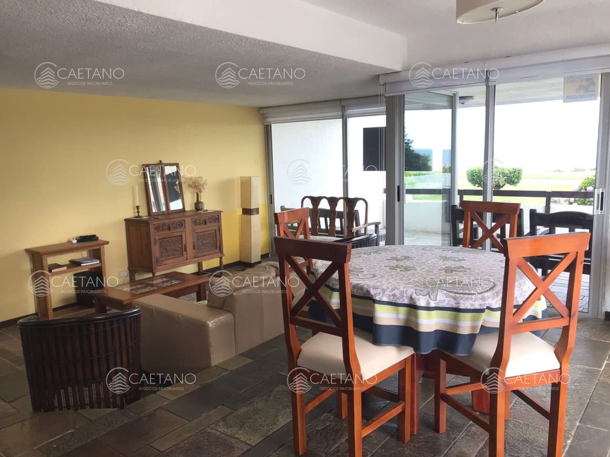 Muy lindo apartamento de 2 dormitorios en primera línea Playa Mansa!