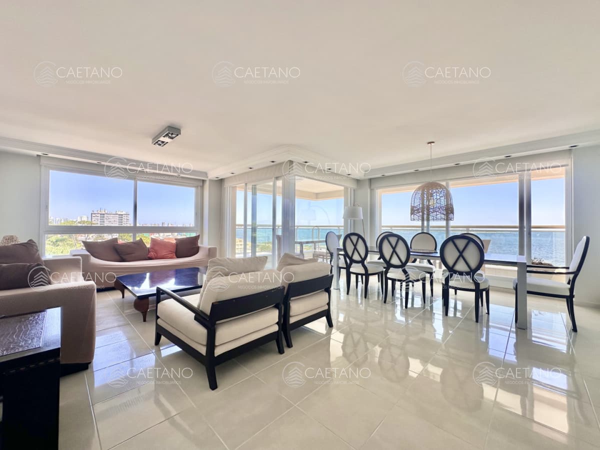Apartamento de tres dormitorios y servicio con vista al mar en alquiler de verano, Playa Mansa, Punta del Este. — foto 3