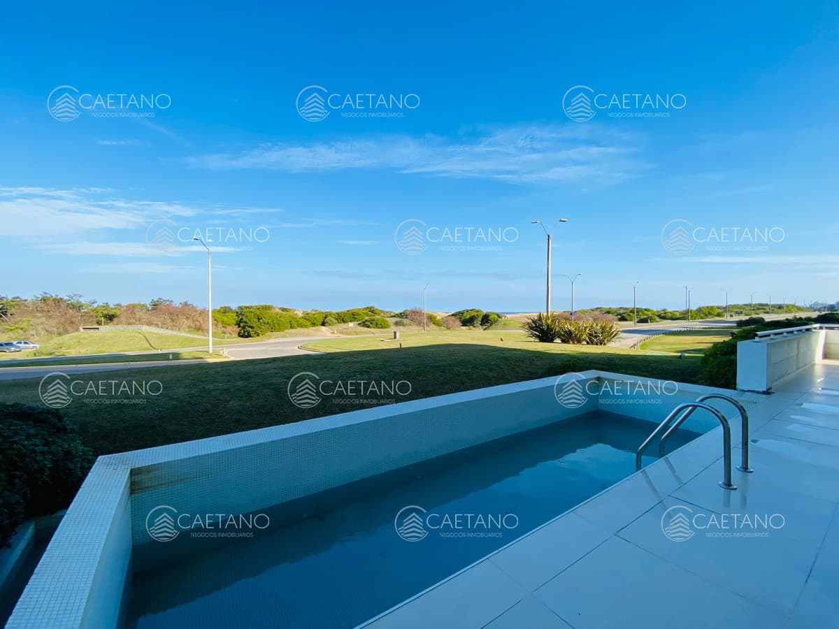Alquiler de Penthouse seis dormitorios y dependencia Frente al Mar