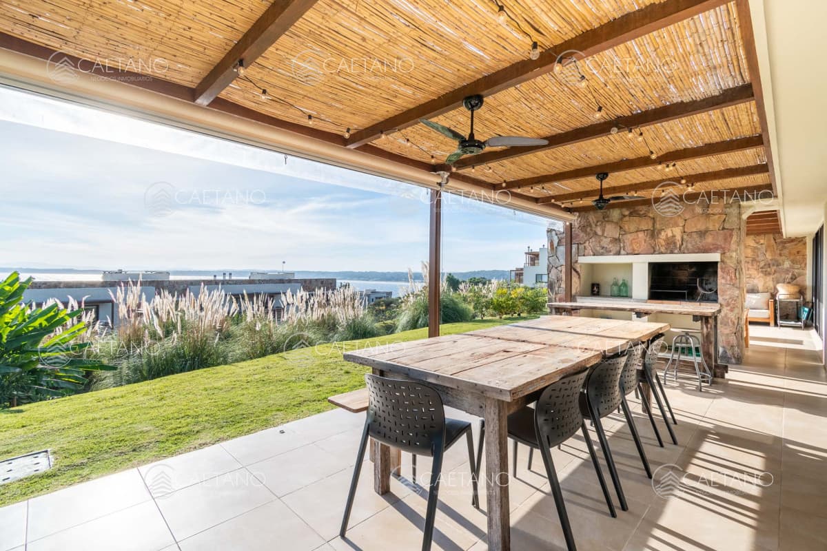 Venta de exclusivo departamento de tres dormitorios completamente reformado en Quartier Punta Ballena