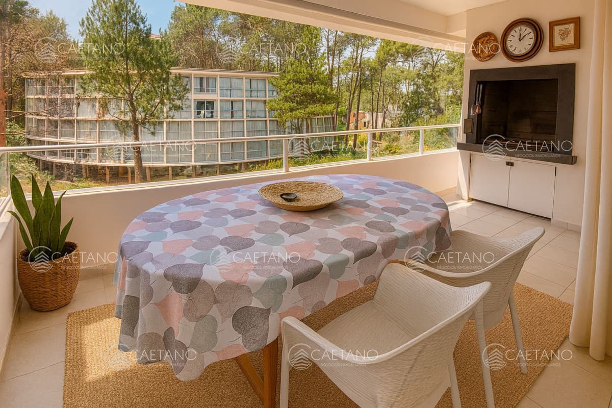 Venta apartamento tres dormitorio con gran terraza parrillero cubierto Punta del Este — foto 2