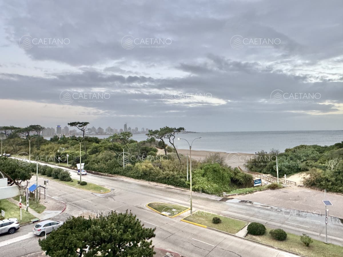 Apartamento de dos dormidos frente al mar en playa mansa — foto 2