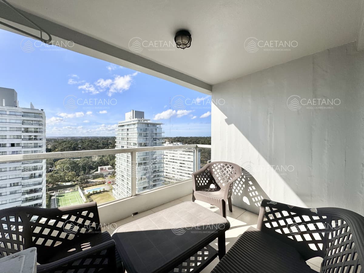 Apartamento En Venta en Punta del Este Avda. Roosevelt Reciclado
