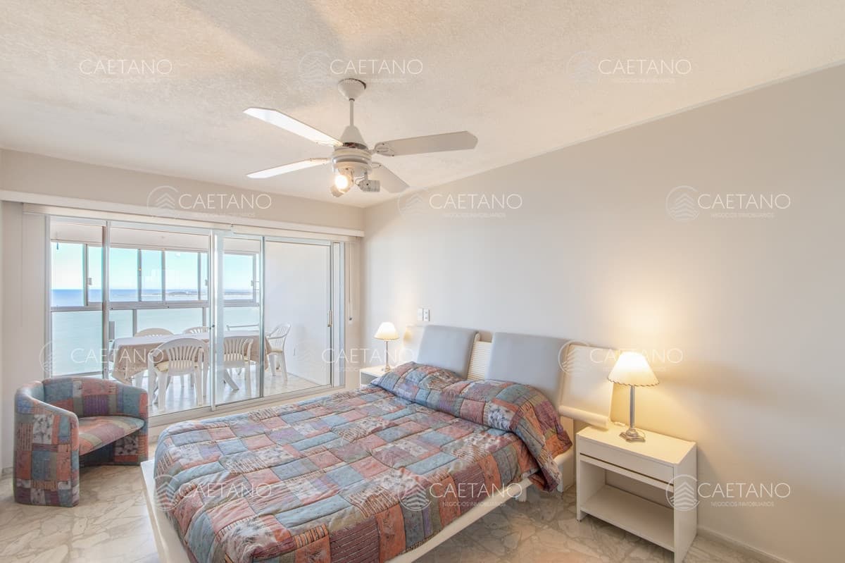 Venta apartamento dos dormitorios y dependencia frente al mar playa mansa, Punta del Este. — foto 3