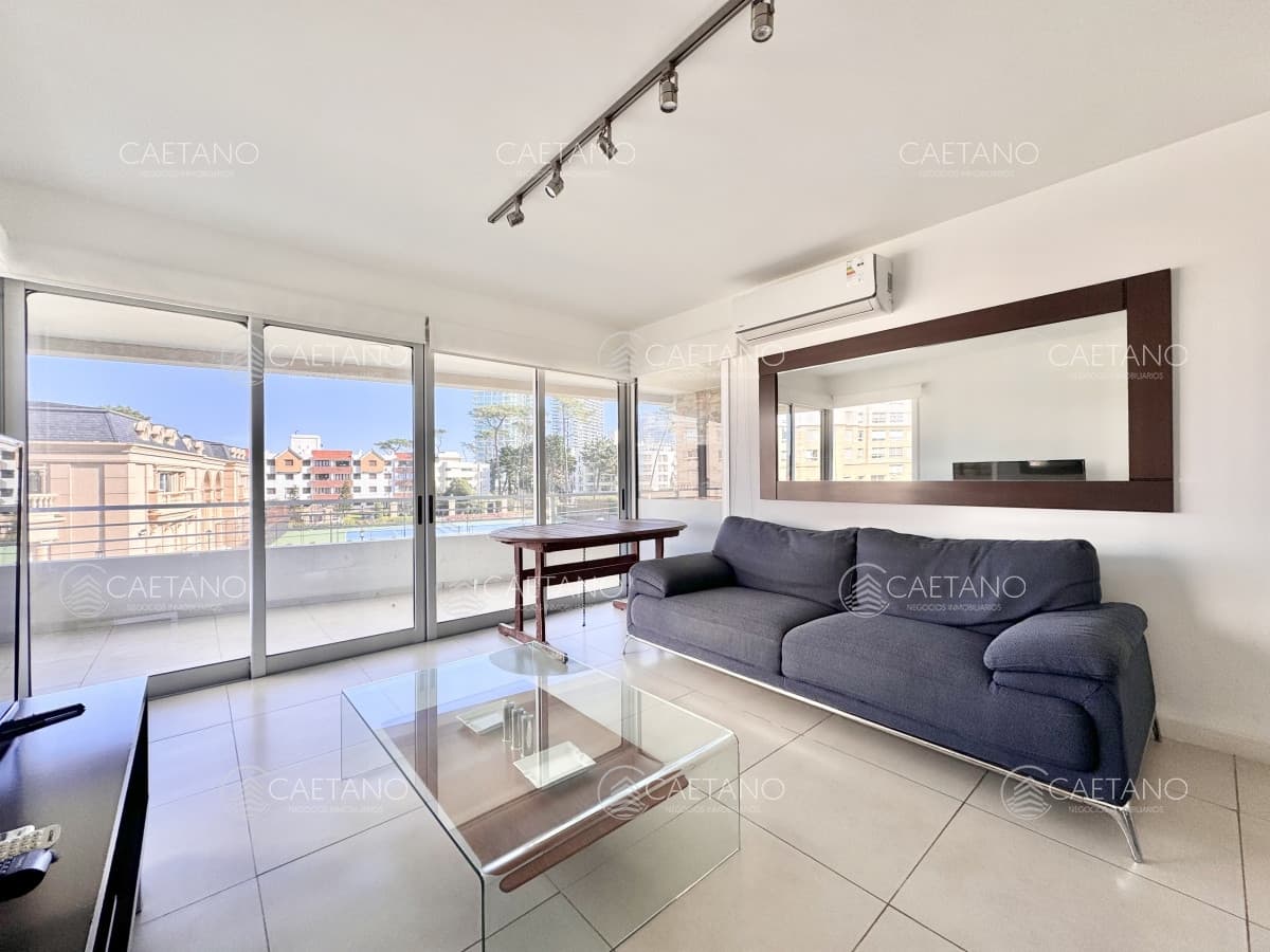 Apartamento de tres dormitorios en venta, Playa Mansa, Punta del Este.