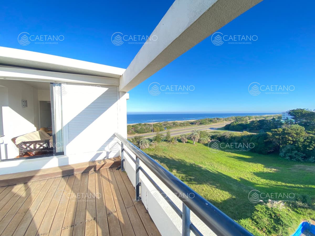 Apartamento en Primera Linea Brava Tres Dormitorios y Parrillero propio