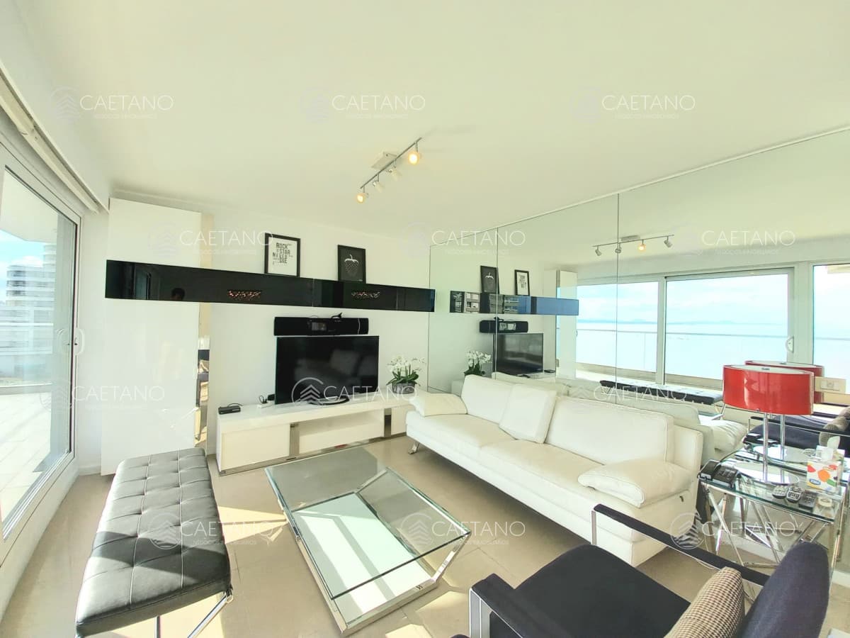 Excelente apartamento de 3 dormitorios con vista a Playa Mansa en alquiler — foto 3