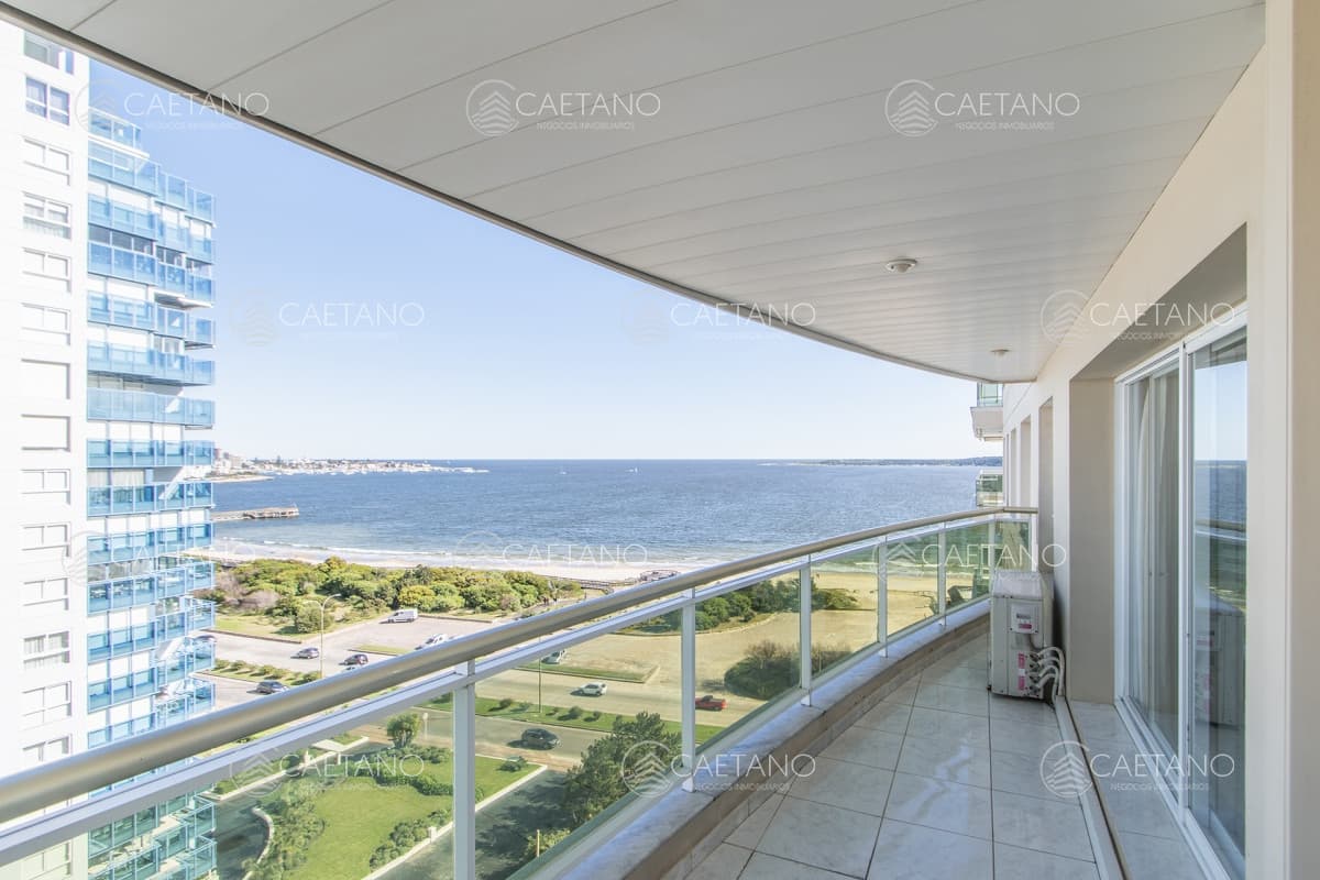Apartamento de tres dormitorios primera linea frente al mar en Coral Tower en alquiler anual