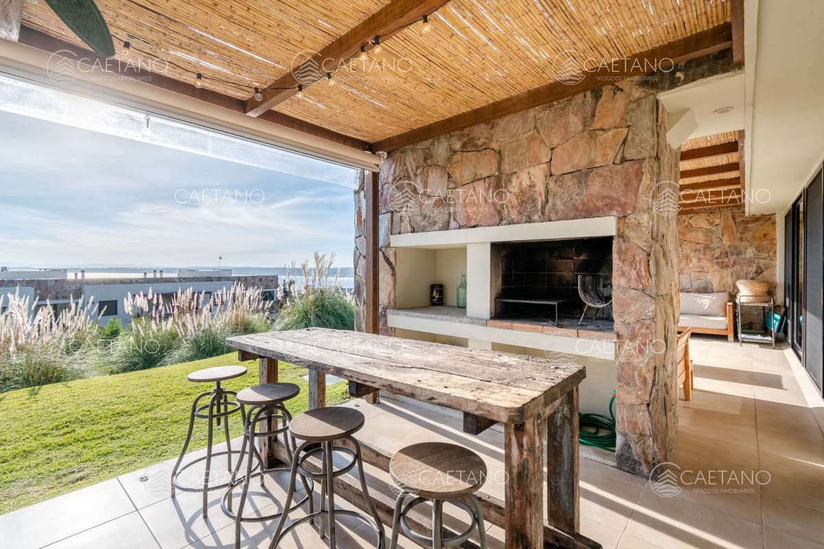 Venta de exclusivo departamento de tres dormitorios completamente reformado en Quartier Punta Ballena — foto 2