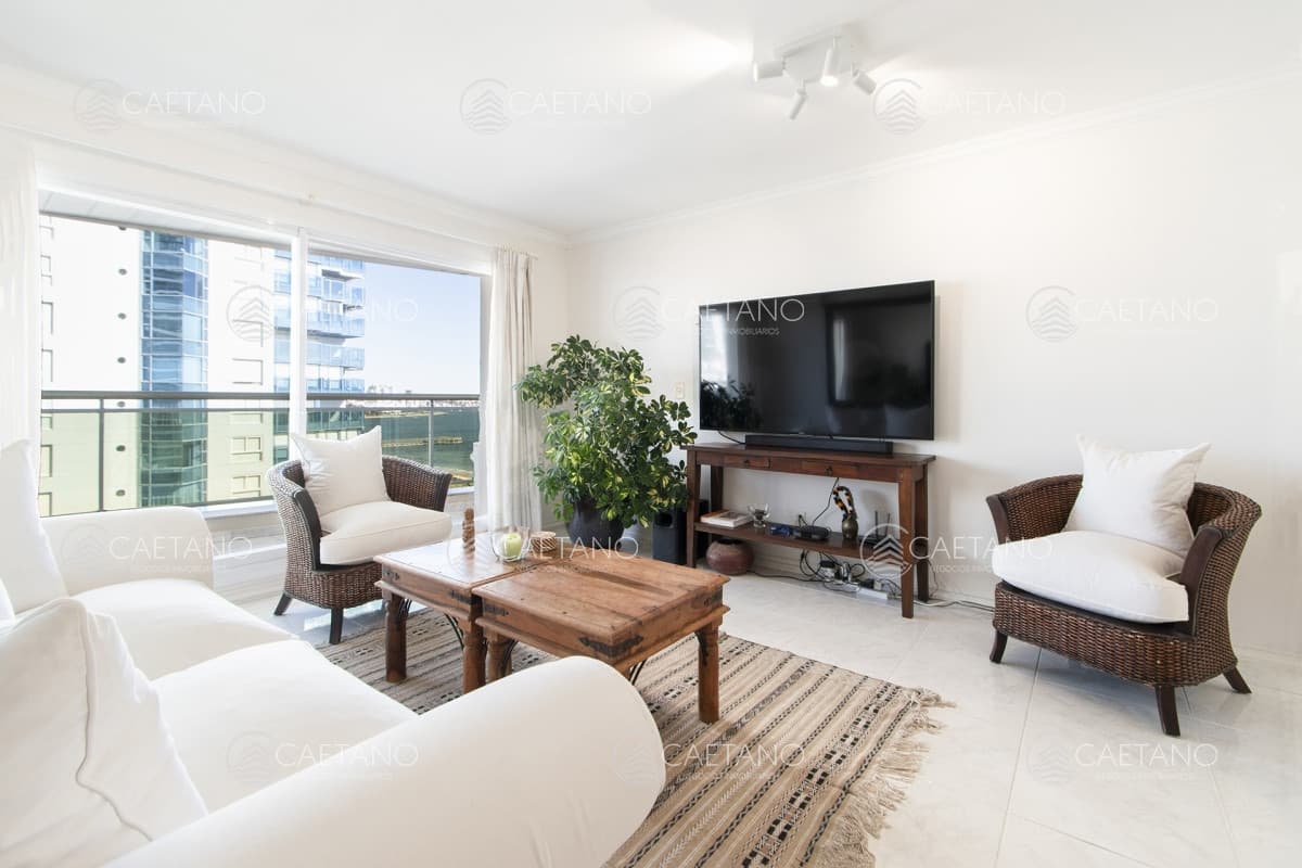 Apartamento de tres dormitorios primera linea frente al mar en Coral Tower en alquiler anual — foto 2