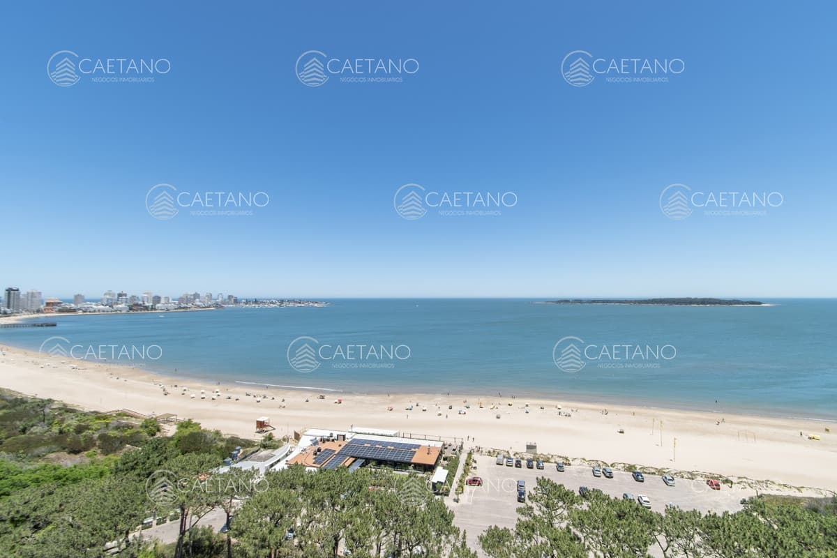 Venta apartamento dos dormitorios y dependencia frente al mar playa mansa, Punta del Este.
