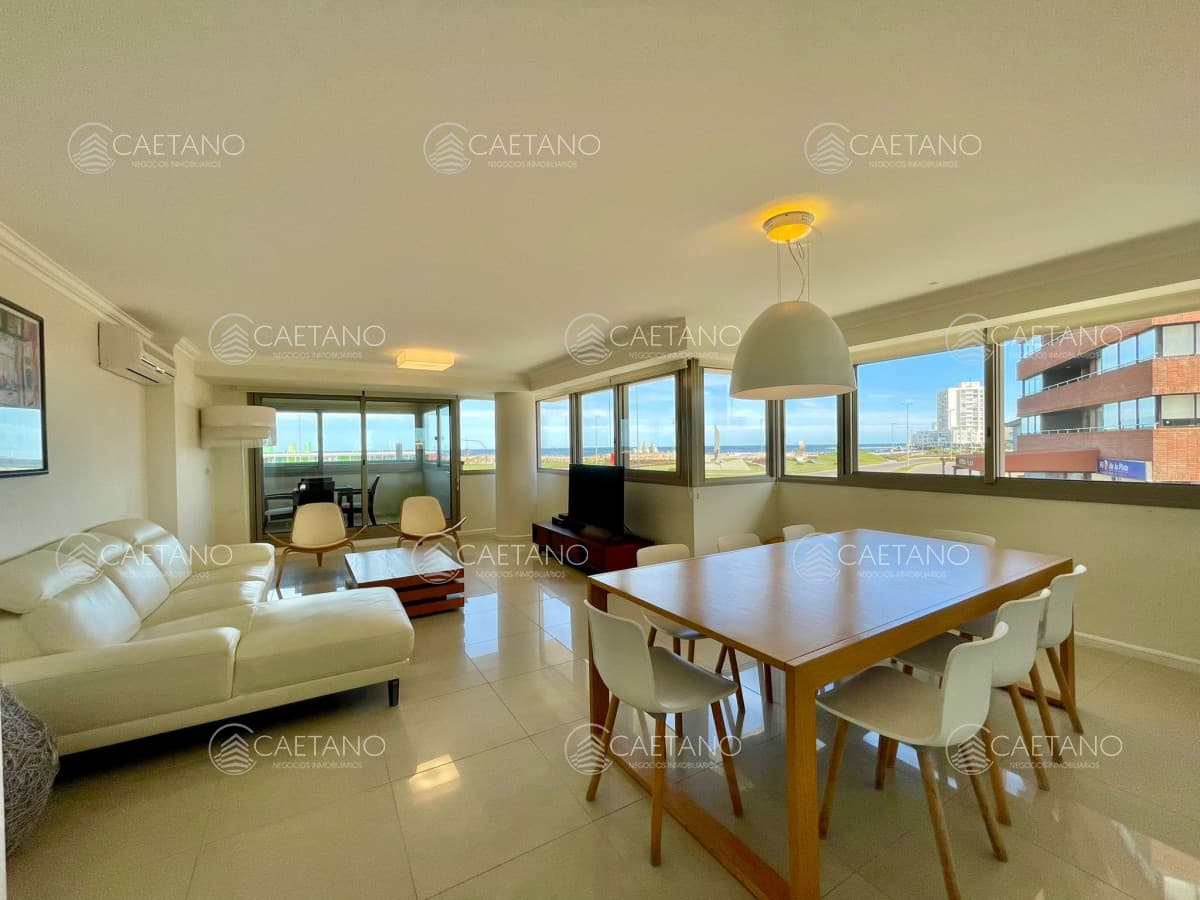 Alquiler de temporada frente al mar de tres habitaciones y dependencia — foto 2
