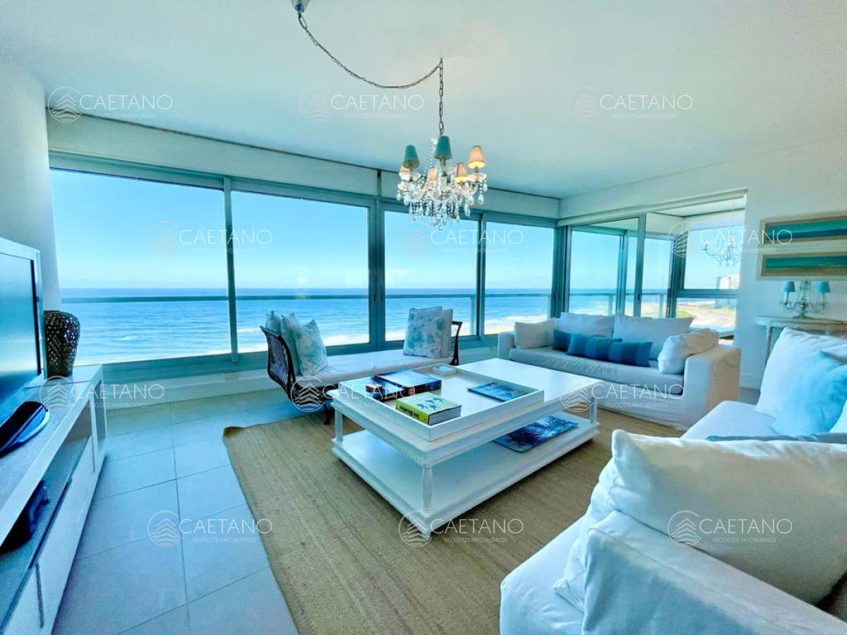 Venta de apartamento premiun de tres dormitorios más dependencia en torre de categoría sobre playa Brava, Punta del Este — foto 2