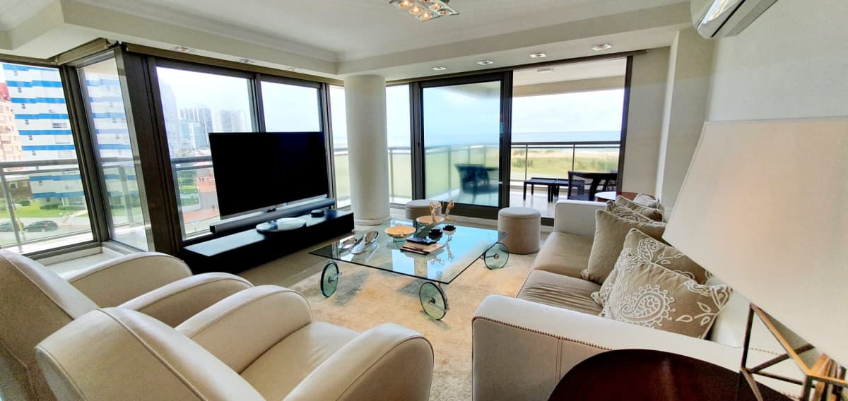 Venta departamento frente al mar tres dormitorios mas dependencia Playa Brava Punta del Este