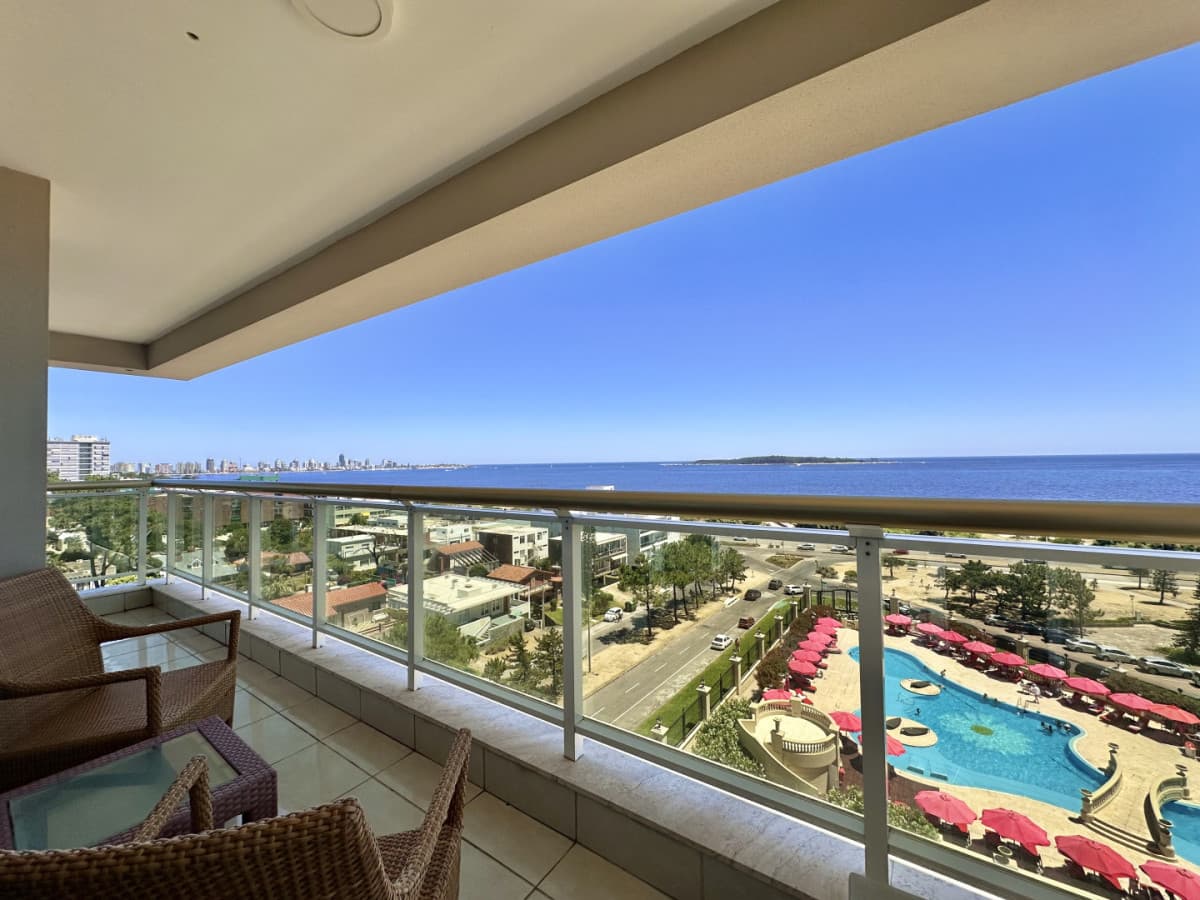Apartamento de tres dormitorios y servicio con vista al mar en alquiler de verano, Playa Mansa, Punta del Este.