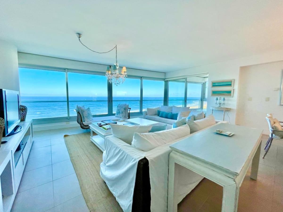 Venta de apartamento premiun de tres dormitorios más dependencia en torre de categoría sobre playa Brava, Punta del Este