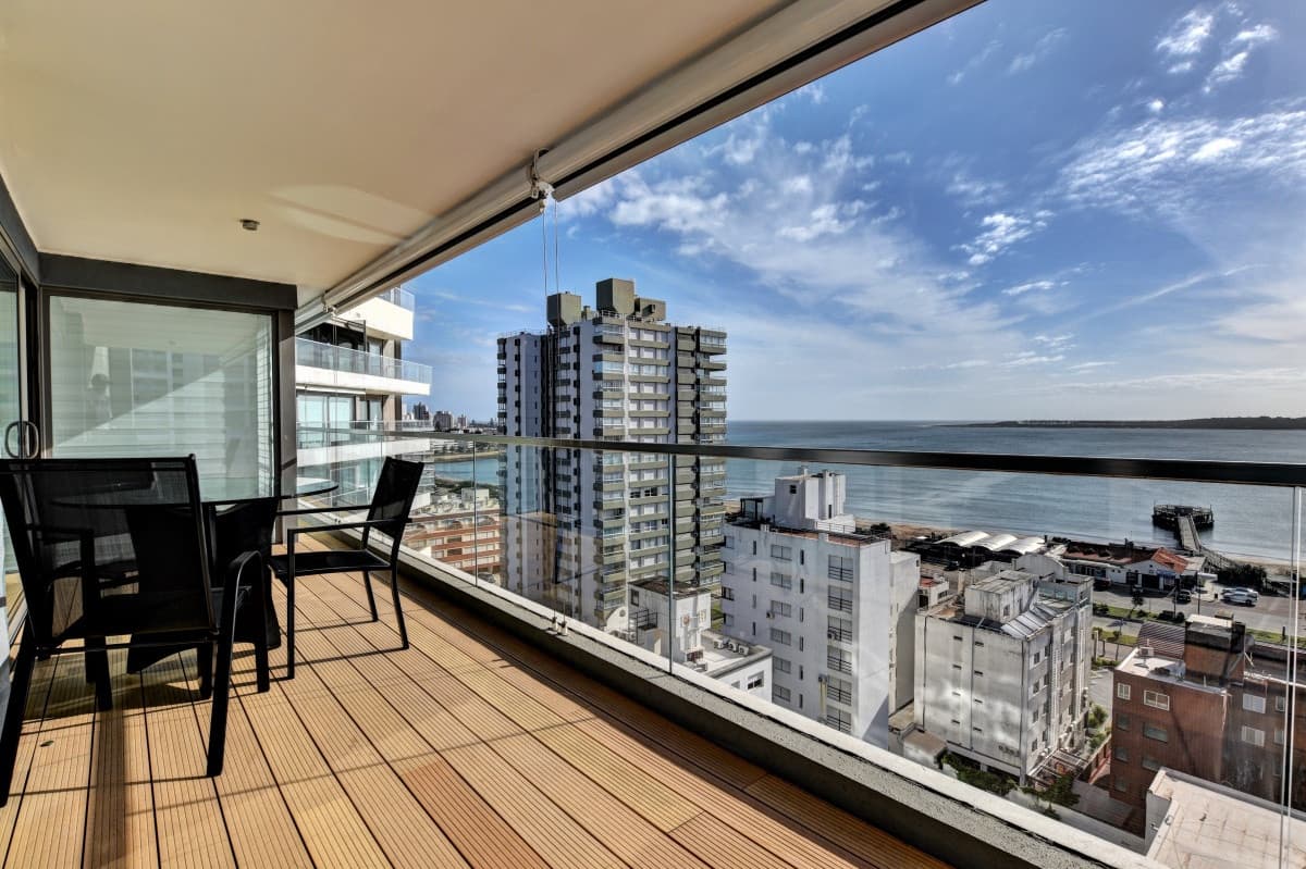 Excelente apartamento de 3 dormitorios con vista a Playa Mansa