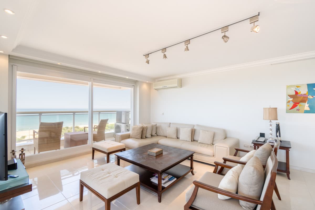 Apartamento de Tres dormitorios y servicio en venta Le Jardin