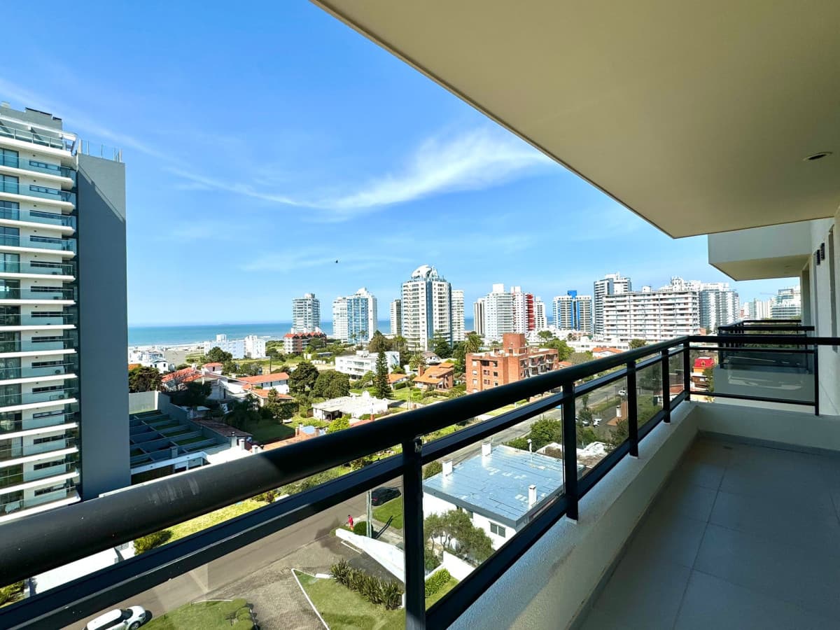 Apartamento de dos dormitorios con vista al mar en Venta Punta del Este