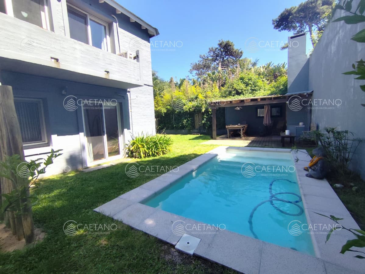 Casa en Montoya próxima al mar con piscina y parrillero