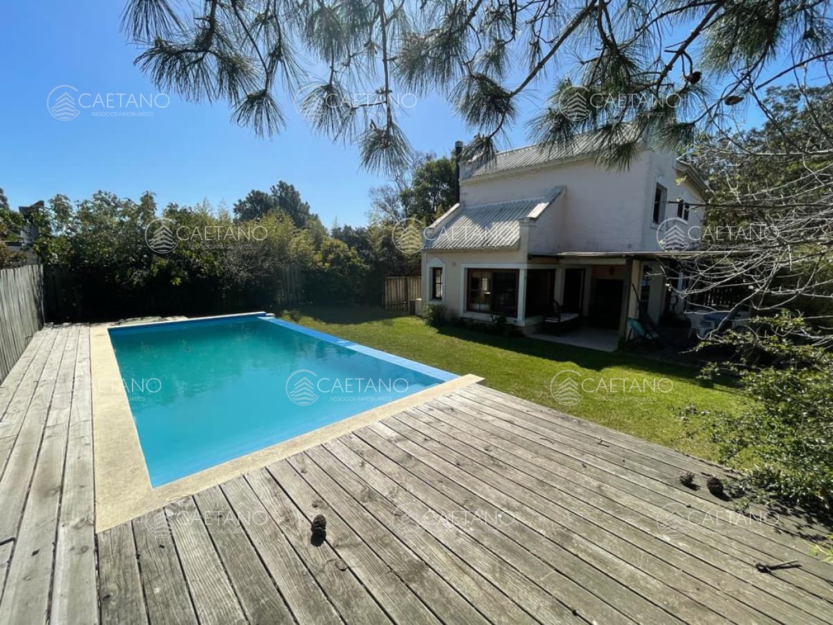 Casa en Alquiler de 4 dormitorios — foto 2