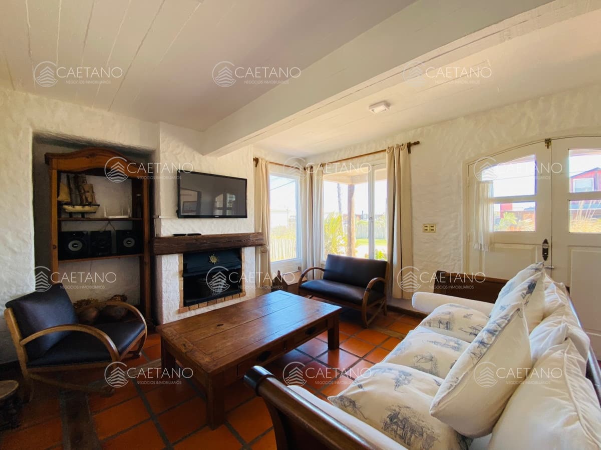 Casa a metros del mar 3 dormitorios 2 baños más dependencia con baño — foto 3