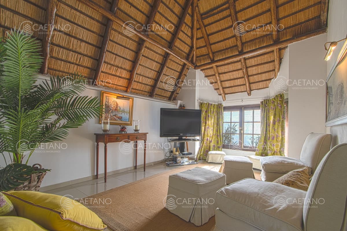Casa en Venta 5 Dormitorios y Doble Dependencia de Servicio en Rincon del Indio — foto 3