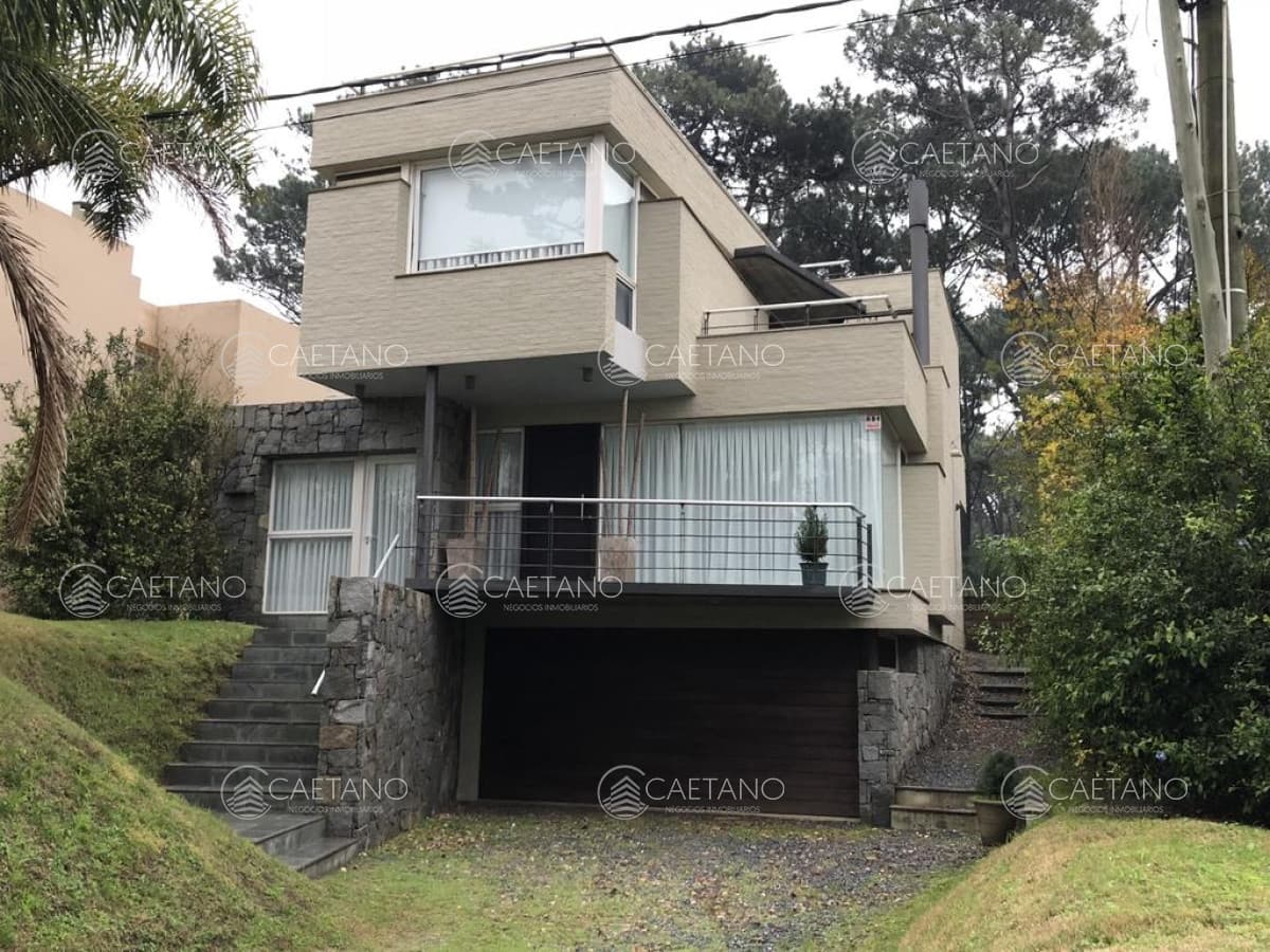 Casa en Montoya 4 dormitorios con piscina a pocas cuadras del mar