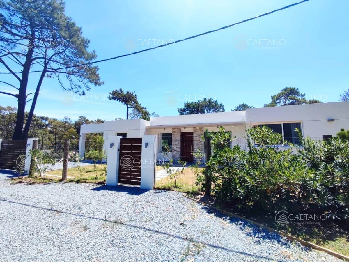 Casa en venta en La Barra con piscina y parrillero — foto 2