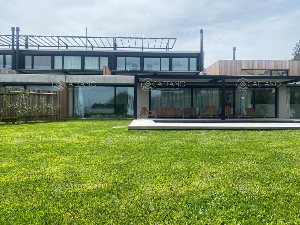 Casa de Cuatro dormitorios en frente al Mar en venta, Punta Ballena — foto 3