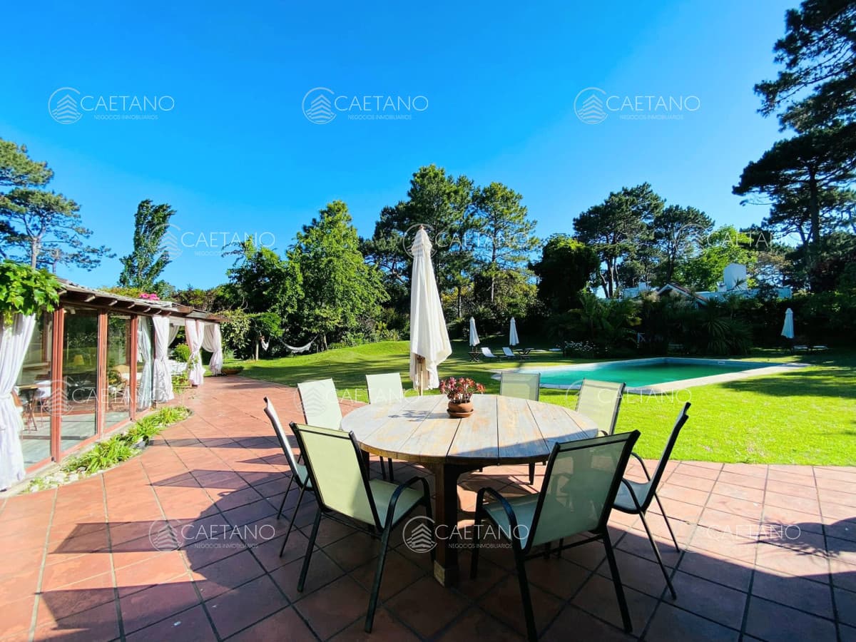 Casa de cuatro dormitorios y piscina en Punta del Este en Venta. — foto 2