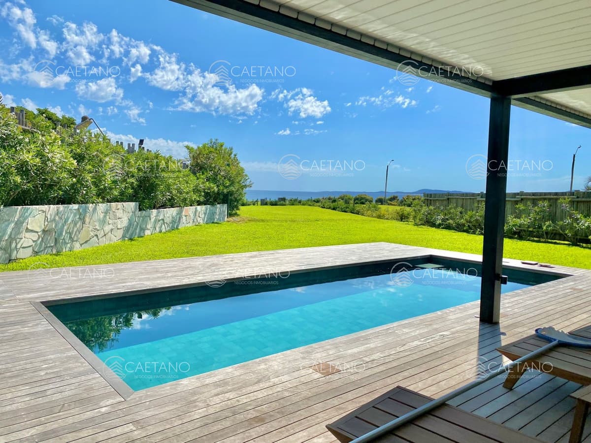 Casa de Cuatro dormitorios en frente al Mar en venta, Punta Ballena
