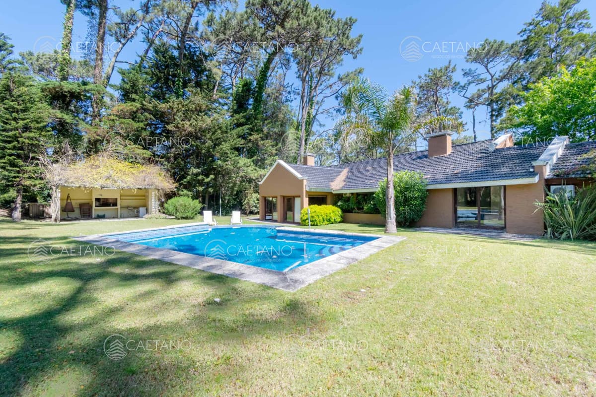 Buena casa en San Rafael de Cuatro Dormitorios con Pisicina