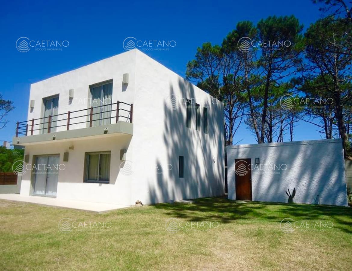 Casa en alquiler 4 dormitorios a dos cuadras de la playa