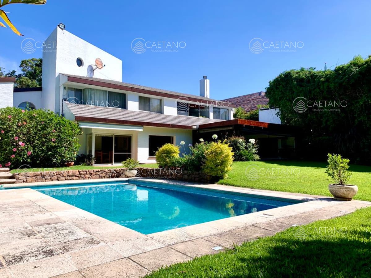 Espléndida casa de tres dormitorios y piscina en Rincon del Indio Punta del Este