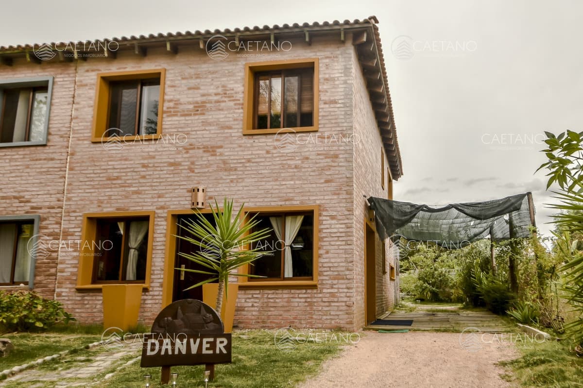 Casa PH de tres dormitorios con dos baños en venta, barrio Lausana, Maldonado