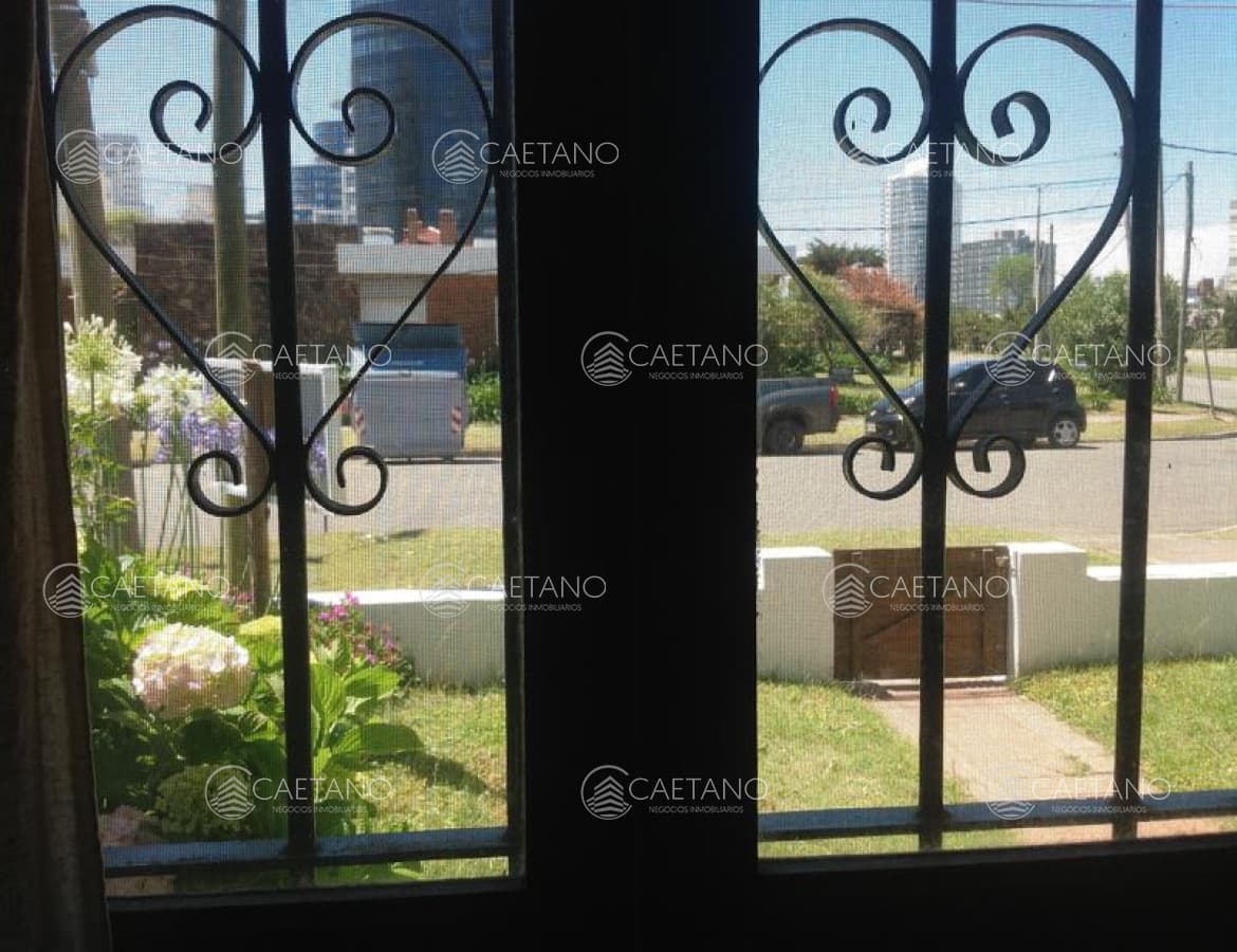 Venta de casa a una cuadra de playa Mansa y a metros de la península de Punta del Este — foto 2