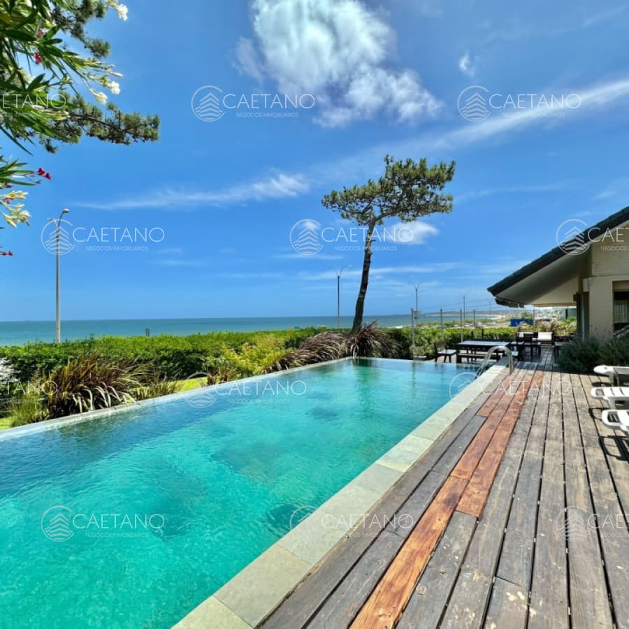 Casa en Alquiler Frente al Mar Punta del Este cuatro Dormitorios