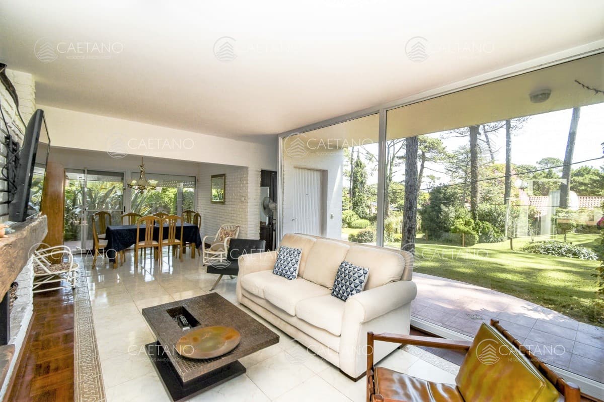 Casa de Seis Dormitorios en Venta - Playa Mansa