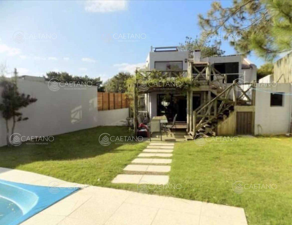 Casa en alquiler en La Barra muy bien ubicada próxima al mar
