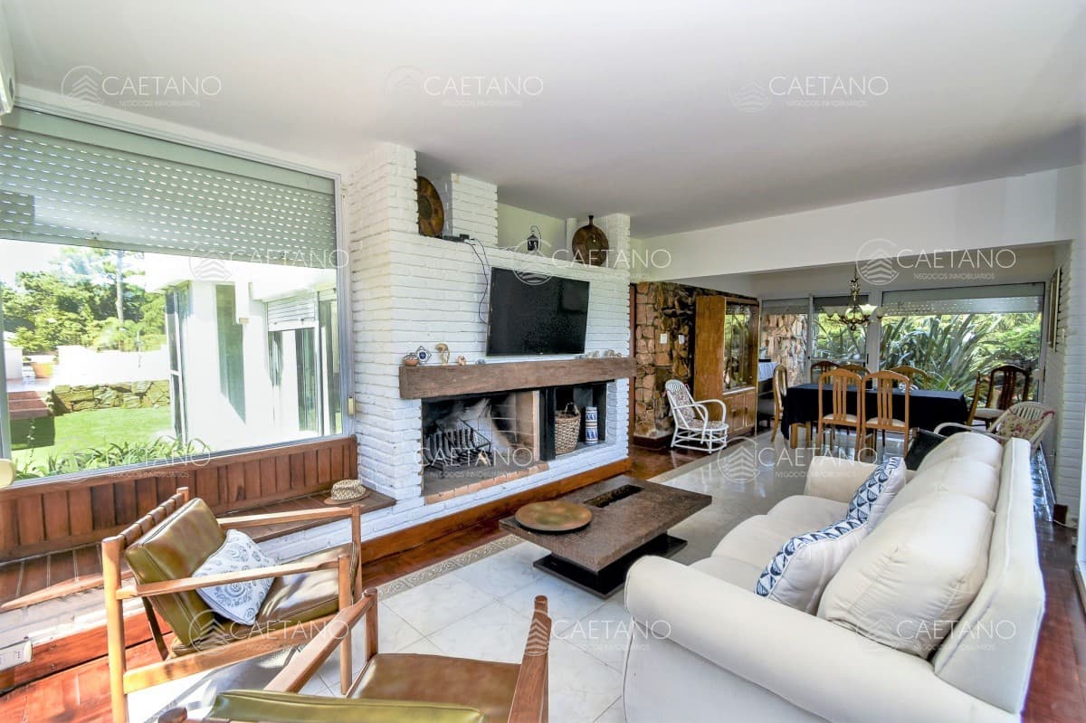 Casa de Seis Dormitorios en Venta - Playa Mansa — foto 3