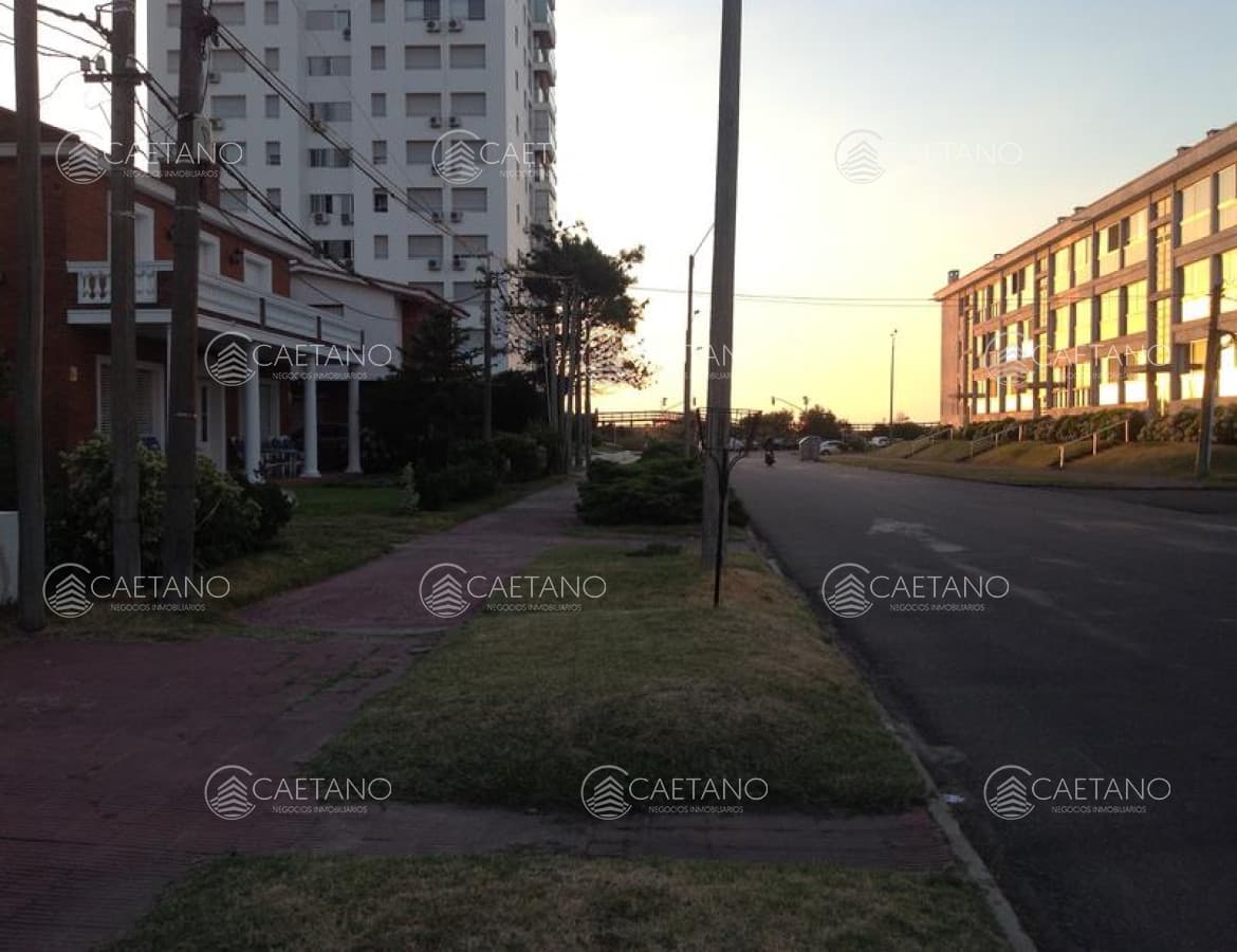 Venta de casa a una cuadra de playa Mansa y a metros de la península de Punta del Este — foto 3