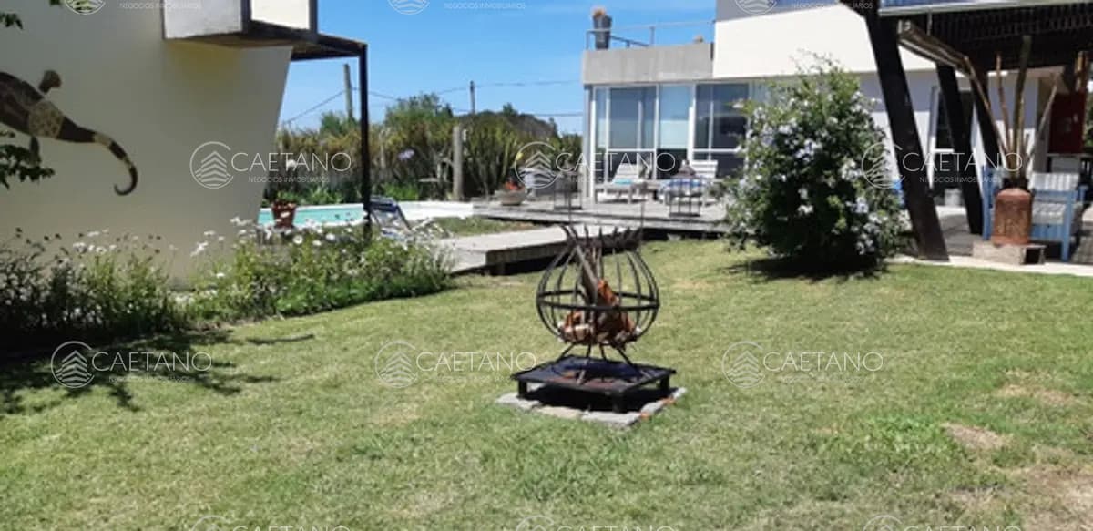 Casa de tres dormitorios y piscina en alquiler en Manantiales — foto 2