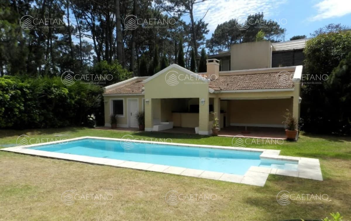 Excelente casa en venta y a pocos metros de la playa