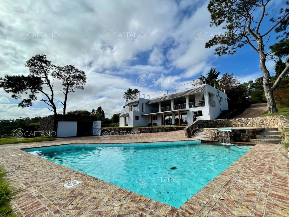 Casa a estrenar 4 dormitorios excelente vista Punta Ballena Punta del Este