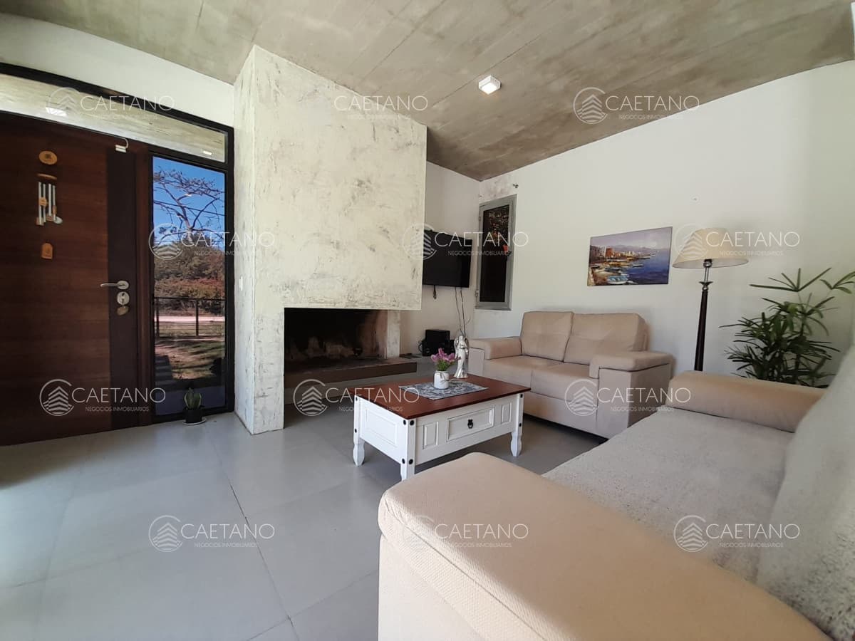 Casa de tres dormitorios a metros del mar en Manantiales con piscina y parrillero