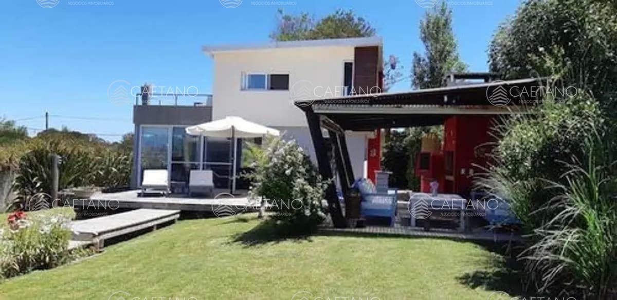 Casa de tres dormitorios y piscina en alquiler en Manantiales