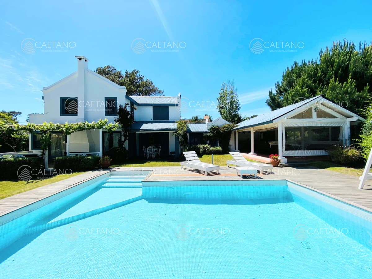 Casa en la Barra en venta con gran parque y piscina