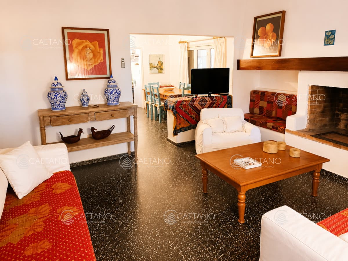 Linda casa en alquiler en la Barra a pocas cuadras del mar — foto 2