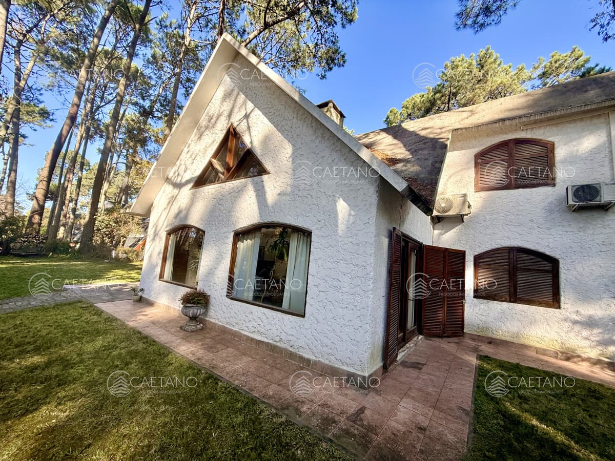 Casa a la venta en Pinares de 3 dormitorios — foto 2